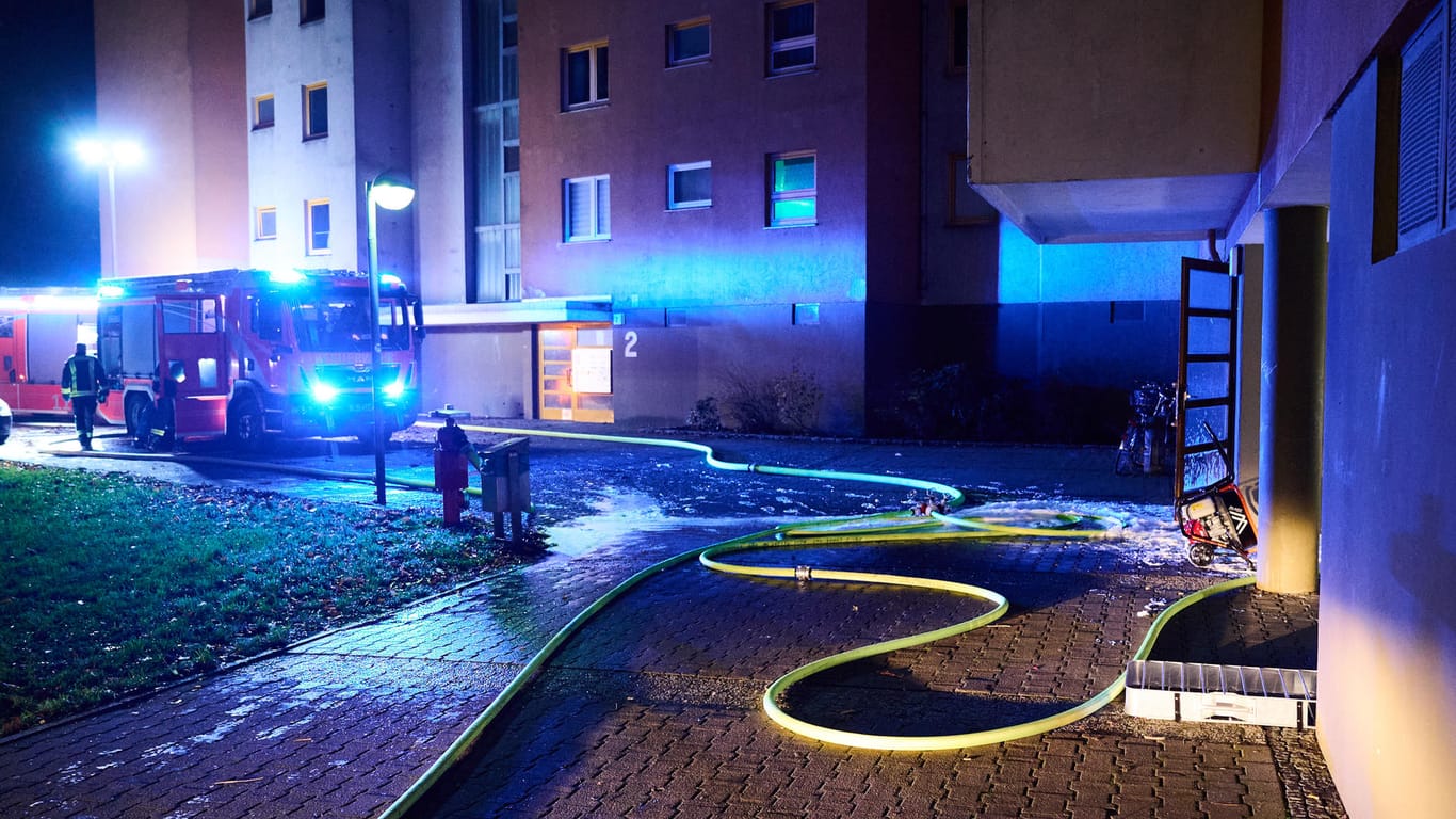Feuerwehrwagen stehen vor einem Mehrfamilienhaus in der Obstallee in Staaken (Archivbild): Gegen 0:30 wurde die Feuerwehr wegen eines Kellerbrandes in dem elfgeschossigen Wohnhaus alarmiert.