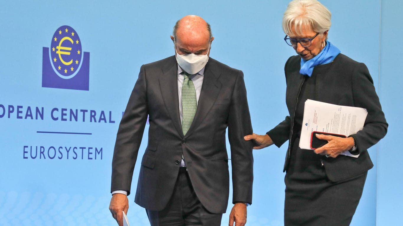 Präsidentin Lagarde (r.) und Vizepräsident de Guindos auf einer EZB-Pressekonferenz (Symbolbild): Beide zeigen sich gegenüber der Aussicht weiterer Anleihenkäufe ab März wohlwollend.