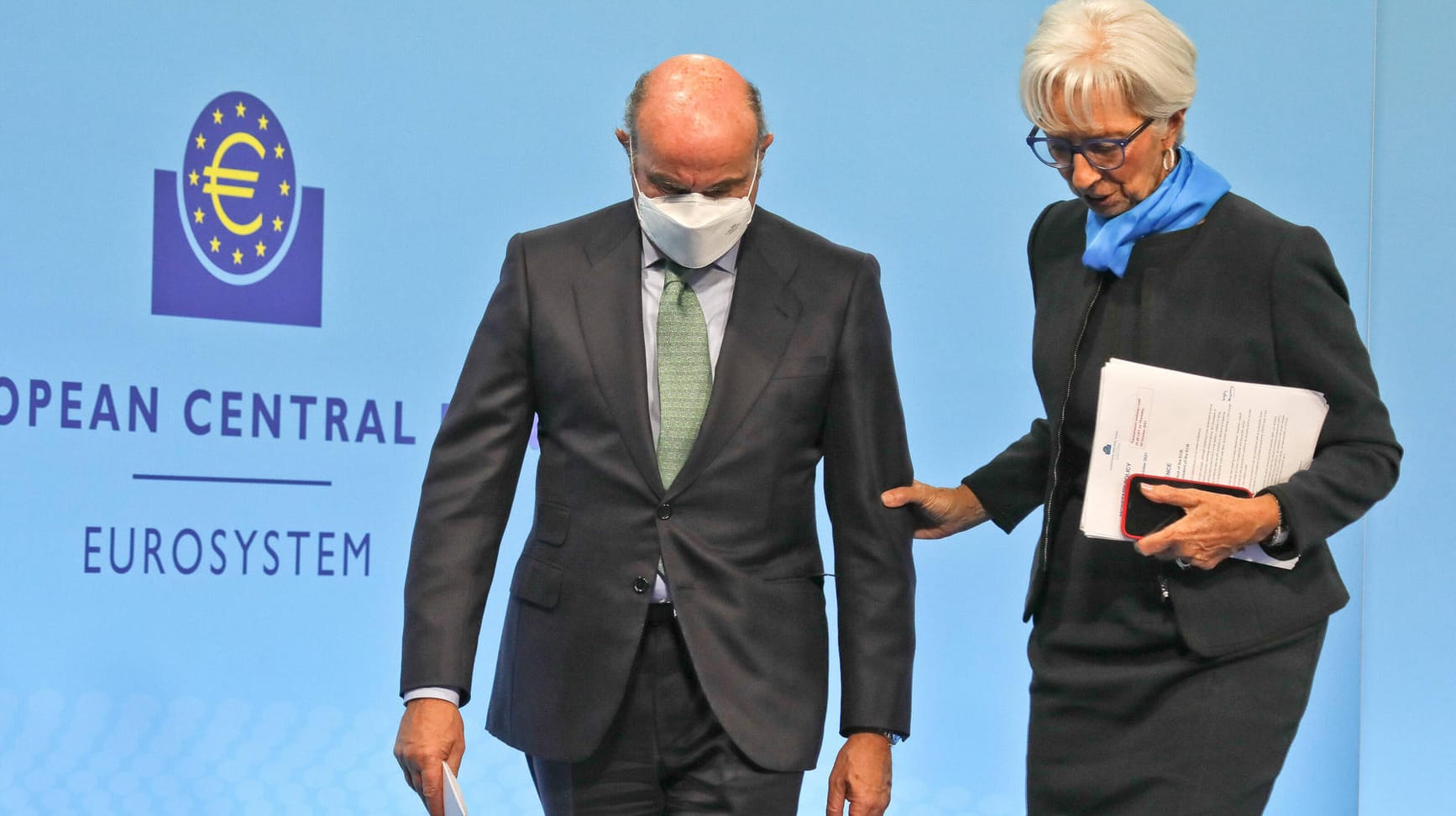 Präsidentin Lagarde (r.) und Vizepräsident de Guindos auf einer EZB-Pressekonferenz (Symbolbild): Beide zeigen sich gegenüber der Aussicht weiterer Anleihenkäufe ab März wohlwollend. Präsidentin Lagarde (r.) und Vizepräsident de Guindos auf einer EZB-Pressekonferenz (Symbolbild): Beide zeigen sich gegenüber der Aussicht weiterer Anleihenkäufe ab März wohlwollend.
