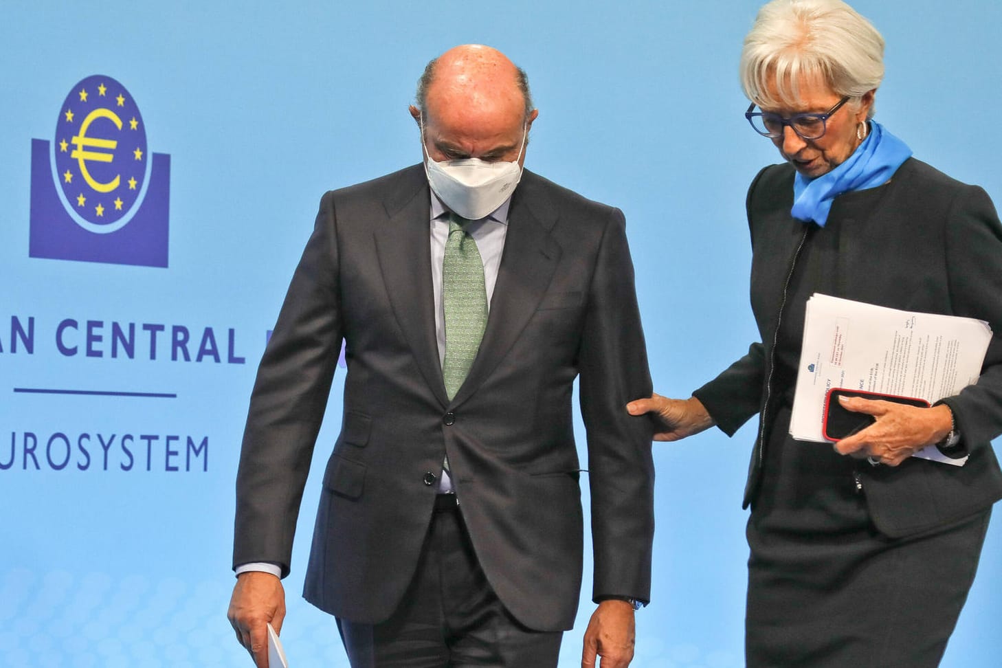 Präsidentin Lagarde (r.) und Vizepräsident de Guindos auf einer EZB-Pressekonferenz (Symbolbild): Beide zeigen sich gegenüber der Aussicht weiterer Anleihenkäufe ab März wohlwollend. Präsidentin Lagarde (r.) und Vizepräsident de Guindos auf einer EZB-Pressekonferenz (Symbolbild): Beide zeigen sich gegenüber der Aussicht weiterer Anleihenkäufe ab März wohlwollend.