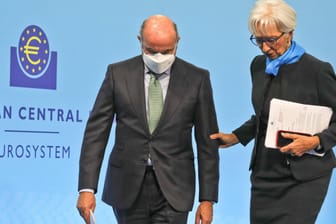 Präsidentin Lagarde (r.) und Vizepräsident de Guindos auf einer EZB-Pressekonferenz (Symbolbild): Beide zeigen sich gegenüber der Aussicht weiterer Anleihenkäufe ab März wohlwollend.