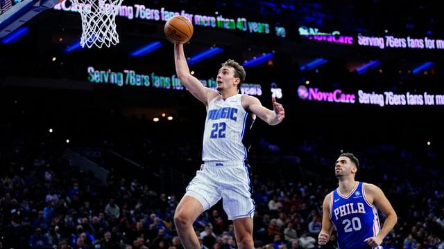 Konnte die Orlando Magic trotz 27 Punkten nicht vor einer Niederlage bewahren: Franz Wagner (l). Konnte die Orlando Magic trotz 27 Punkten nicht vor einer Niederlage bewahren: Franz Wagner (l).