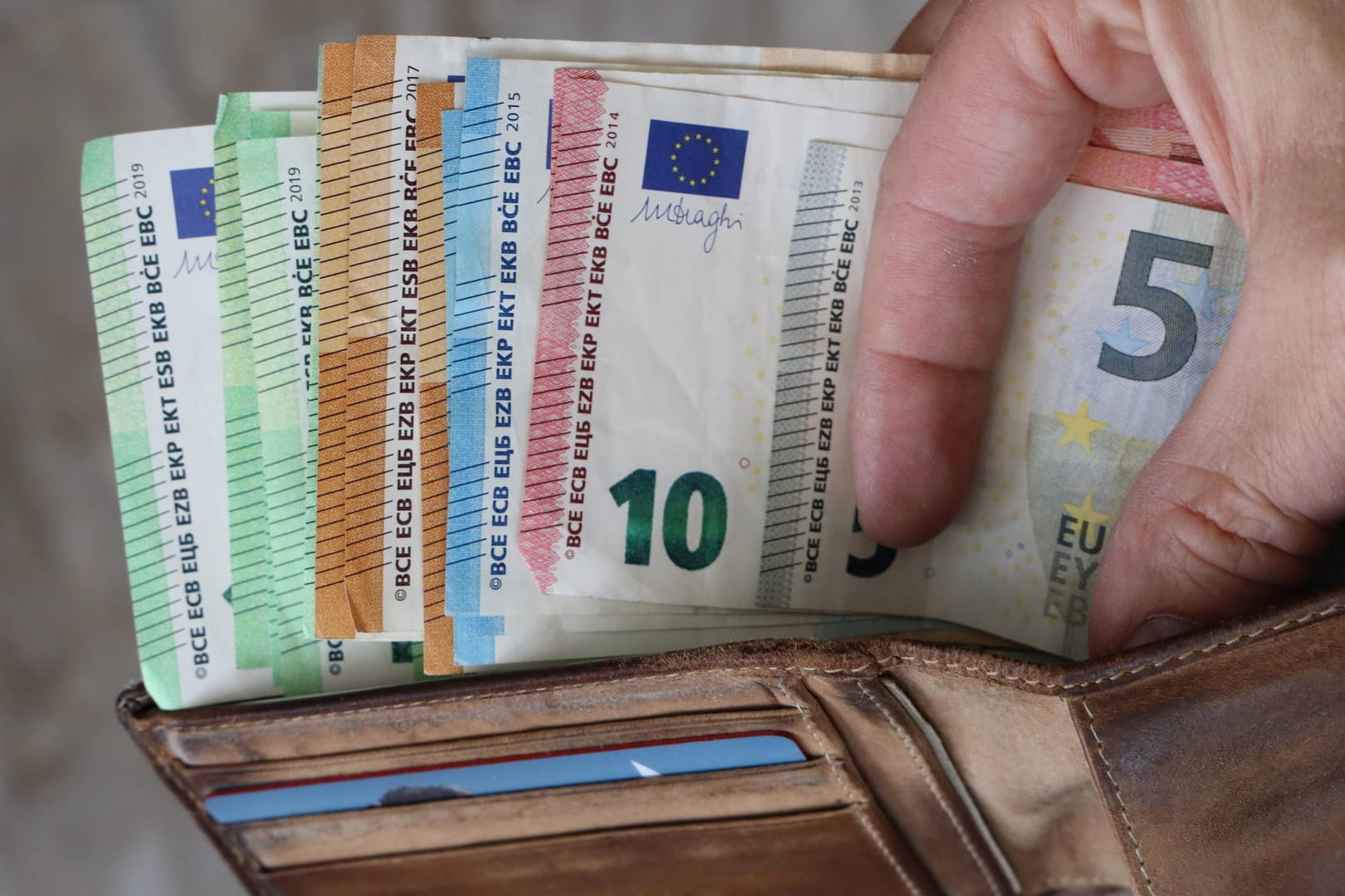 Griff in die Geldbörse (Symbolbild): Wer mit Euro zahlt, steht vor rekordhohen Teuerungen. Griff in die Geldbörse (Symbolbild): Wer mit Euro zahlt, steht vor rekordhohen Teuerungen.