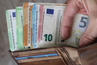 Griff in die Geldbörse (Symbolbild): Wer mit Euro zahlt, steht vor rekordhohen Teuerungen.