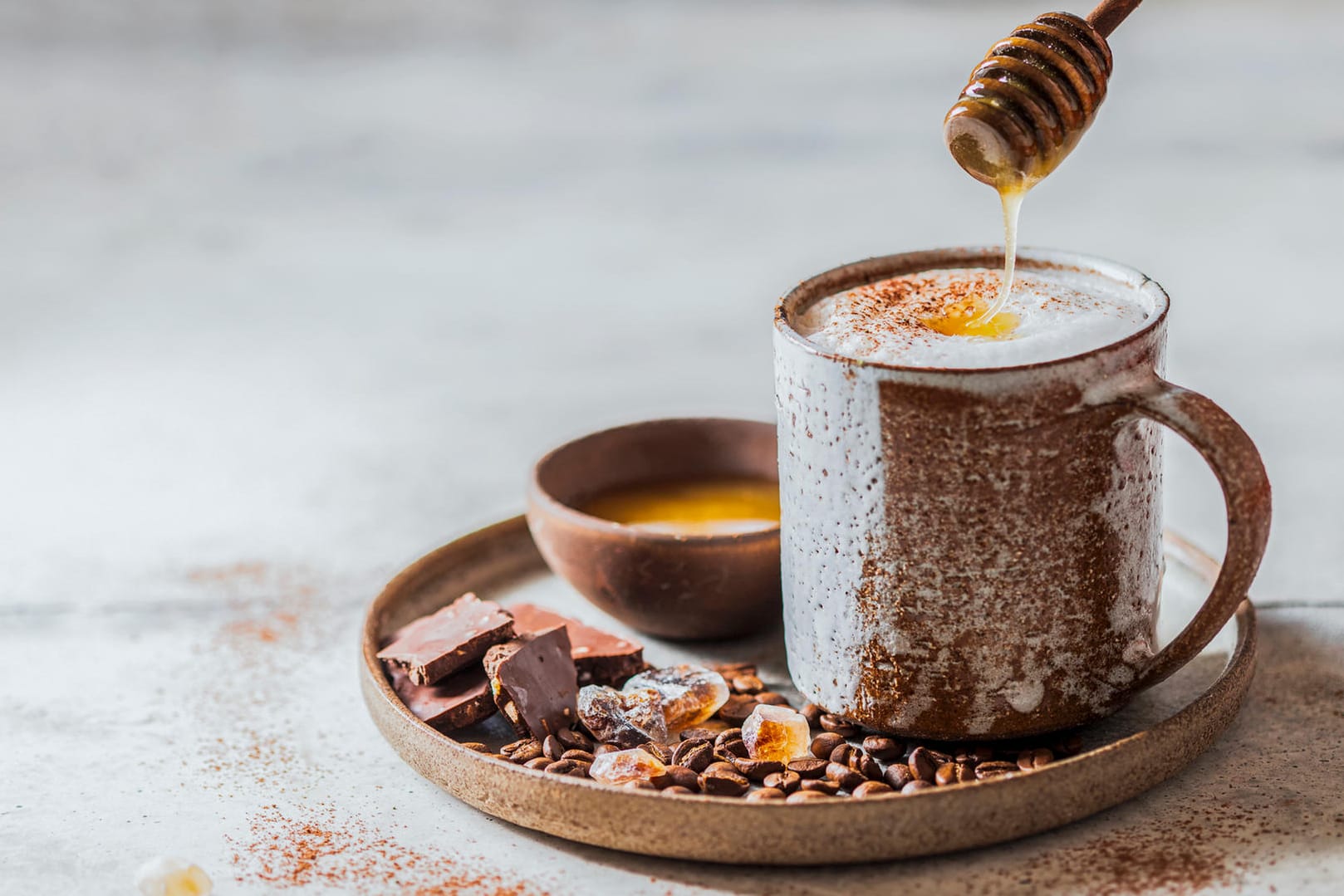 Heiße Milch mit Honig. Dem altbekannten Hausmittel wird eine beruhigende Wirkung nachgesagt.