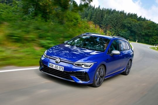 Schnell und mit mehr Platz: Mit dem Golf R Variant fährt Volkswagen einen Sportwagen mit 320 PS im Kombiformat vor.