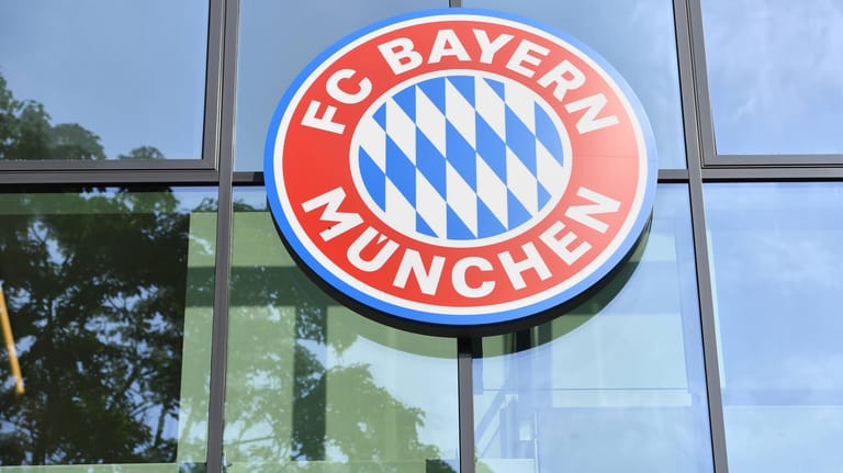 Logo des FC Bayern an der Geschäftsstelle in der Säbener Straße: Der Rekordmeister ist weltweit aktiv.