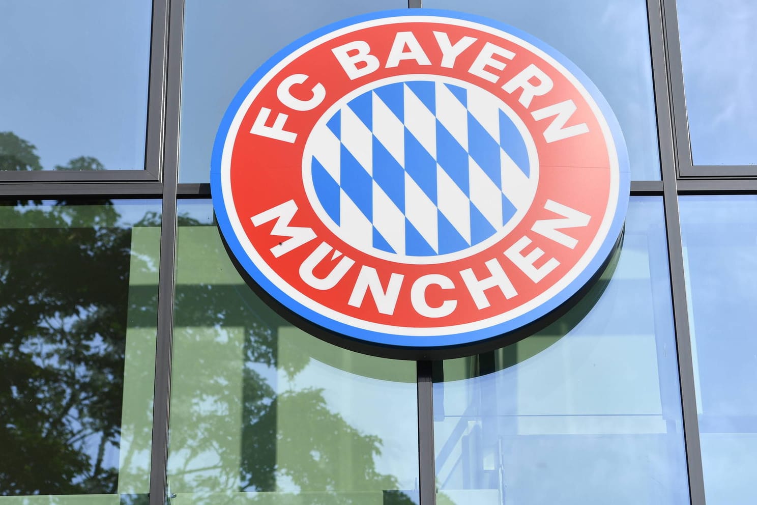 Logo des FC Bayern an der Geschäftsstelle in der Säbener Straße: Der Rekordmeister ist weltweit aktiv.