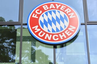 Logo des FC Bayern an der Geschäftsstelle in der Säbener Straße: Der Rekordmeister ist weltweit aktiv.
