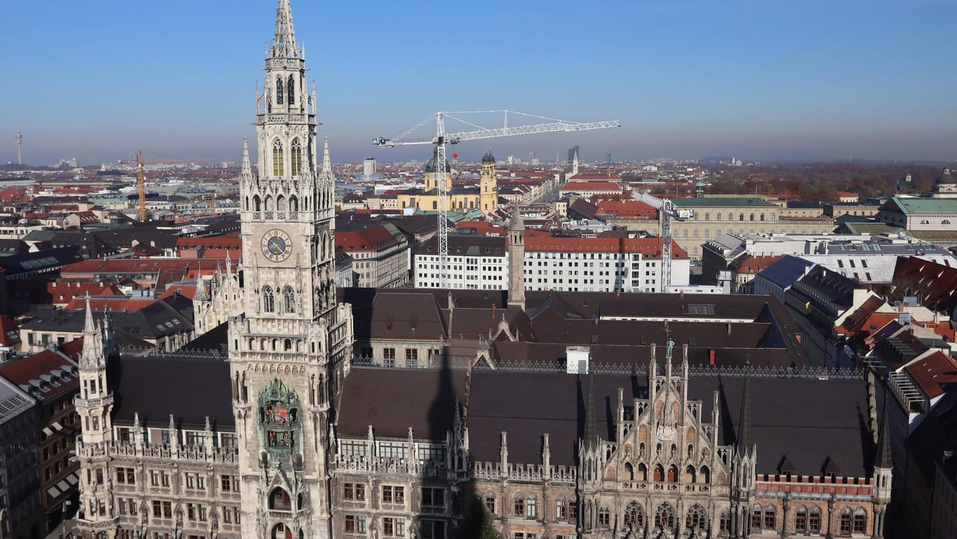Rathaus in München (Archivbild): Mehrere Mitarbeiter wurden positiv auf das Coronavirus getestet.