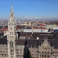 Rathaus in München (Archivbild): Mehrere Mitarbeiter wurden positiv auf das Coronavirus getestet.