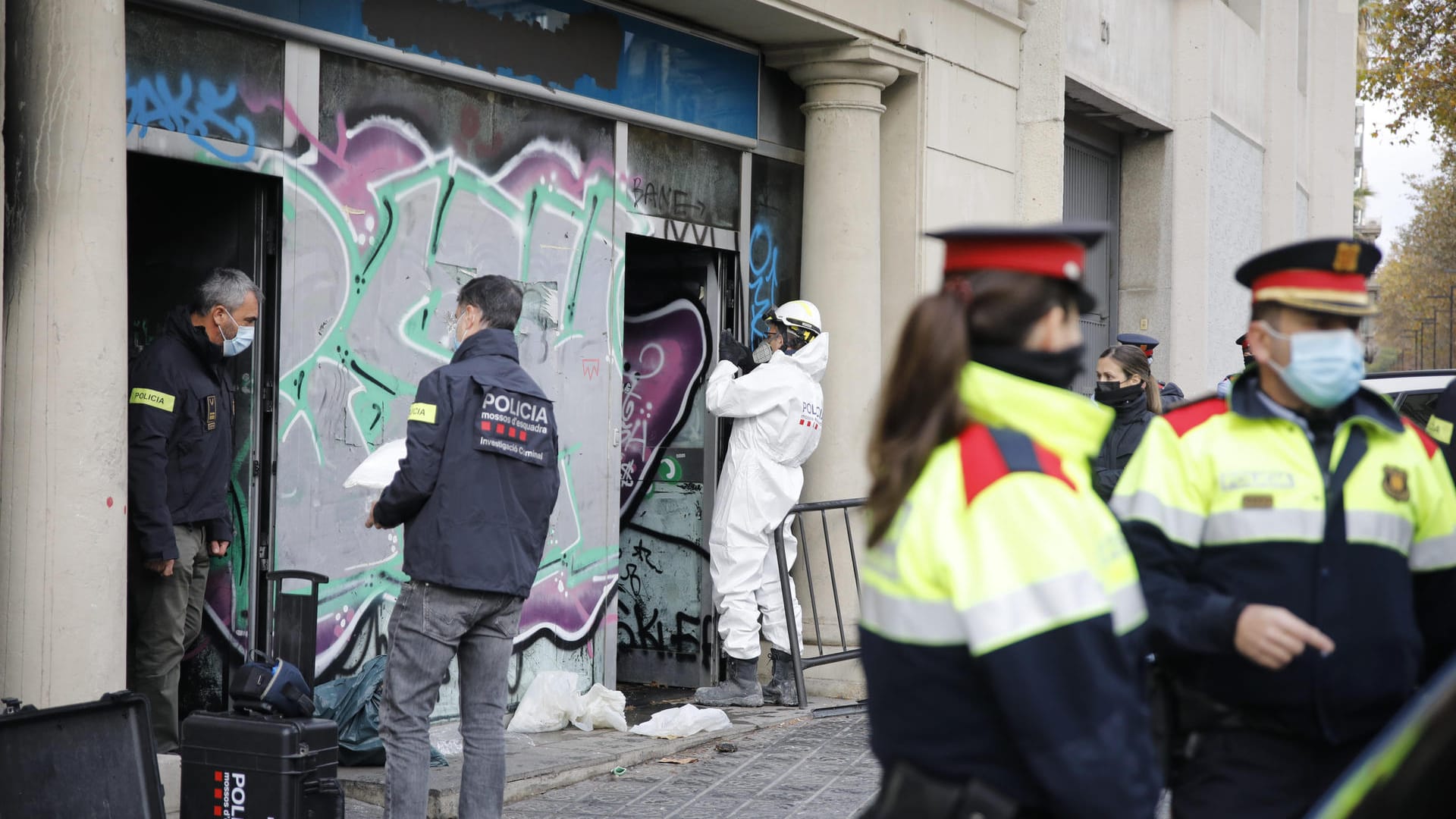 Brand in Barcelona: Warum das Feuer in der besetzten Bank ausbrach, ist noch unklar. Brand in Barcelona: Warum das Feuer in der besetzten Bank ausbrach, ist noch unklar.
