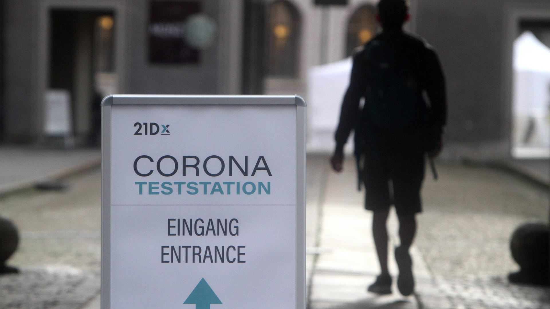 Ein Mann läuft zu einer Corona-Teststation: Die Verdachtsfälle in Essen haben sich nicht bestätigt.