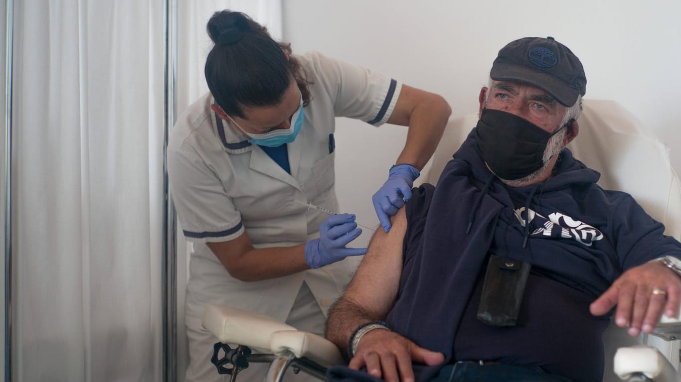 Impfung eines älteren Herren auf der Insel Paros: Griechenland erhöht nun den Druck auf ältere Ungeimpfte durch eine Geldstrafe.