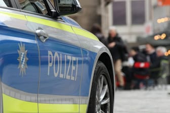 Ein Einsatzwagen der bayerischen Polizei (Symbolbild): Nach einem Unfall mit Fahrerflucht sucht die Nürnberger Polizei nach dem unbekannten Autofahrer.