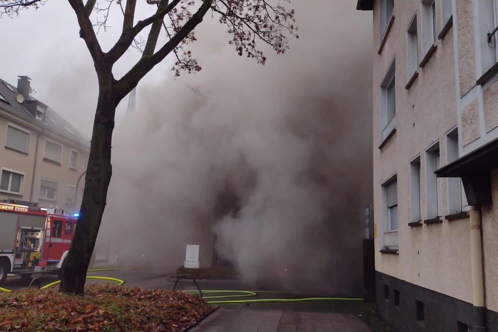 Starker Rauch in Essen-Bochold: Ein Lkw ist in Flammen geraten. Anwohner sollen Fenster und Türen geschlossen halten.