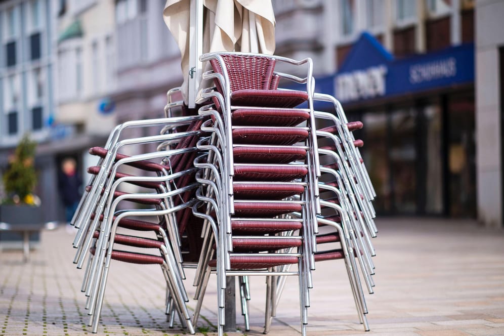 Leere Stühle und Tische in der Fußgängerzone der Stadt Lübbecke (Symbolbild): In der Corona-Pandemie schickten viele Betriebe ihre Mitarbeiter in Kurzarbeit.