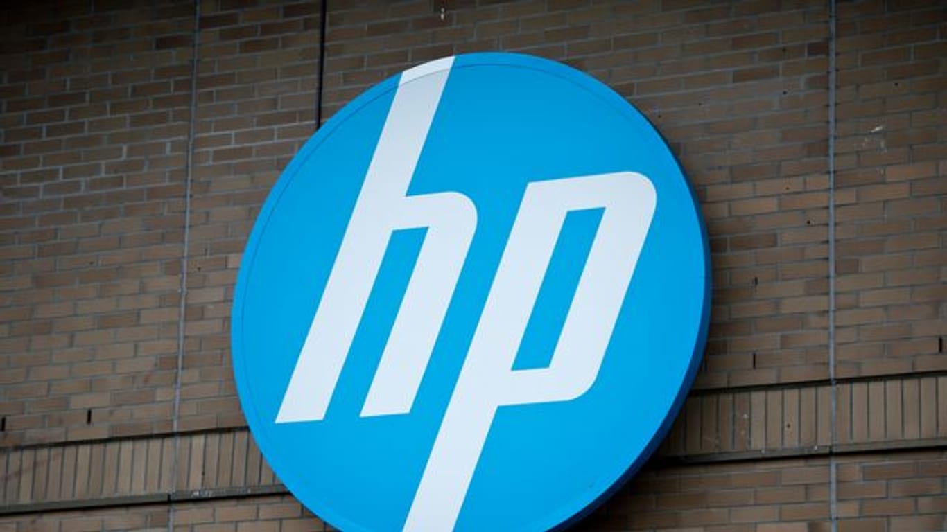 Das Logo der Computerfirma Hewlett-Packard an der Geschäftsstelle in Böblingen.