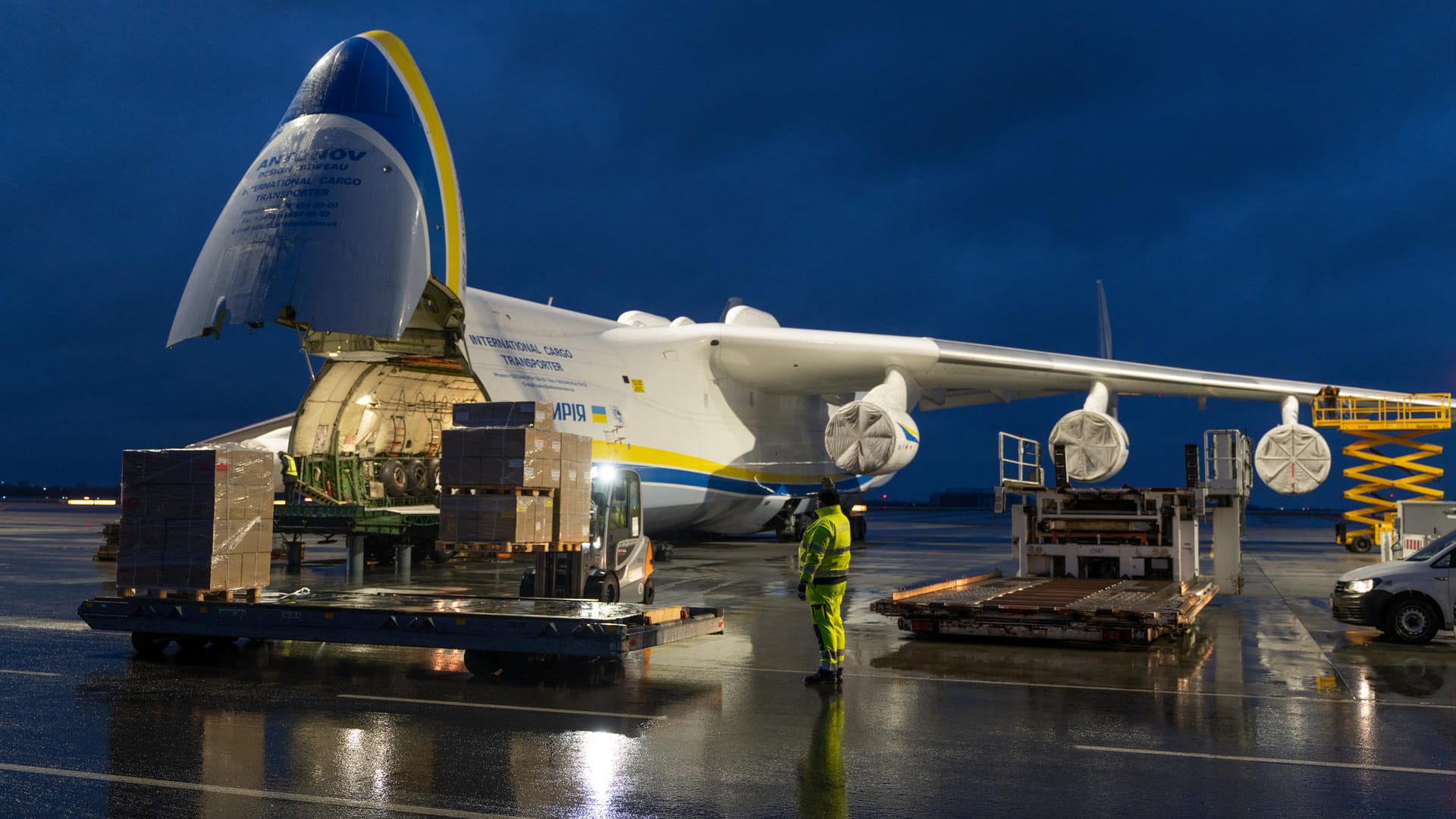 Die Antonow AN-225: Das größte Flugzeug der Welt hatte mehr als 500 Paletten mit Coronatests an Bord.