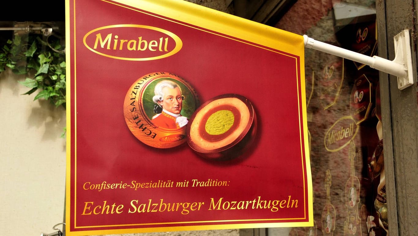 Fahne "Echte Salzburger Mozartkugeln" vor einem Schaufenster in der Altstadt von Salzburg: Der Hersteller der Süßwaren ist insolvent.