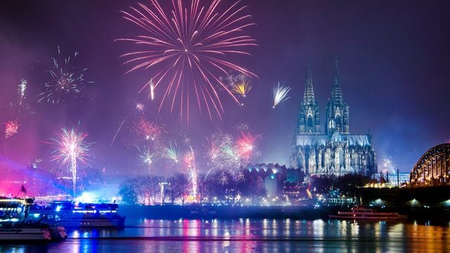 Feuerwerk in der Silvesternacht am Rhein über dem Kölner Dom (Archivbild): Die Pandemielage verhindert das geplante Bühnenprogramm am Dom. Feuerwerk in der Silvesternacht am Rhein über dem Kölner Dom (Archivbild): Die Pandemielage verhindert das geplante Bühnenprogramm am Dom.