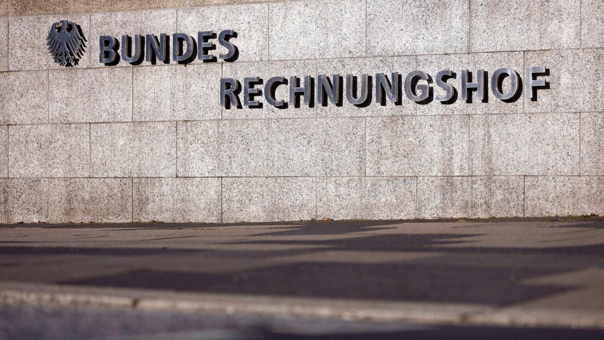 Der Bundesrechnungshof in Bonn (Symbolbild): Die Behörde prüft die Wirtschaftlichkeit und Ordnungsmäßigkeit der Haushalts- und Wirtschaftsführung des Bundes. Ihr Jahresbericht gibt einen wichtigen Überblick, was bei der Verwendung öffentlicher Gelder schief läuft.