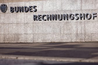 Der Bundesrechnungshof in Bonn (Symbolbild): Die Behörde prüft die Wirtschaftlichkeit und Ordnungsmäßigkeit der Haushalts- und Wirtschaftsführung des Bundes. Ihr Jahresbericht gibt einen wichtigen Überblick, was bei der Verwendung öffentlicher Gelder schief läuft.