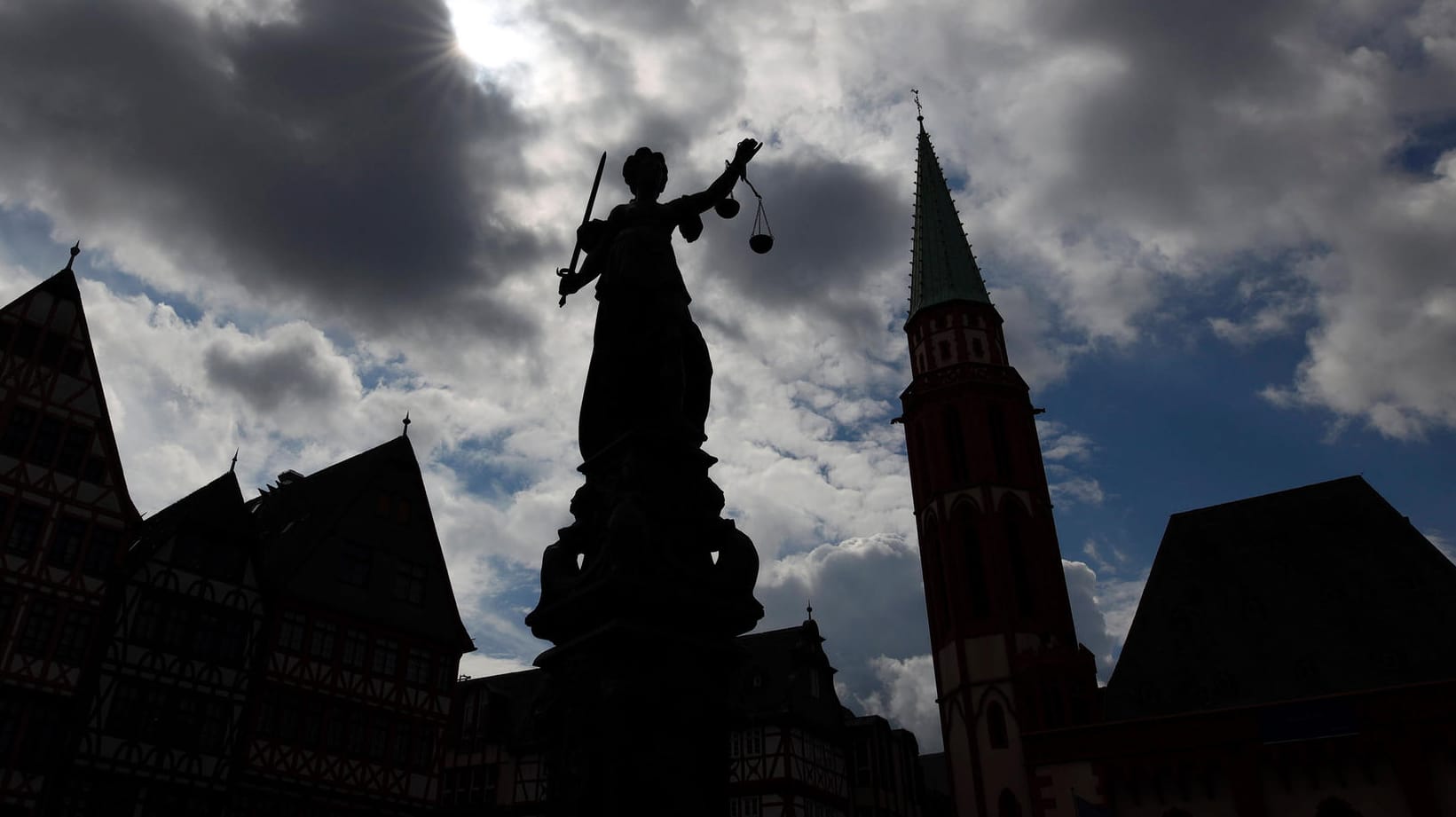 Justitia auf dem Gerechtigkeitsbrunnen auf dem Römerberg in Frankfurt (Archivbild): Der 71-Jährige wurde wegen Körperverletzung verurteilt.