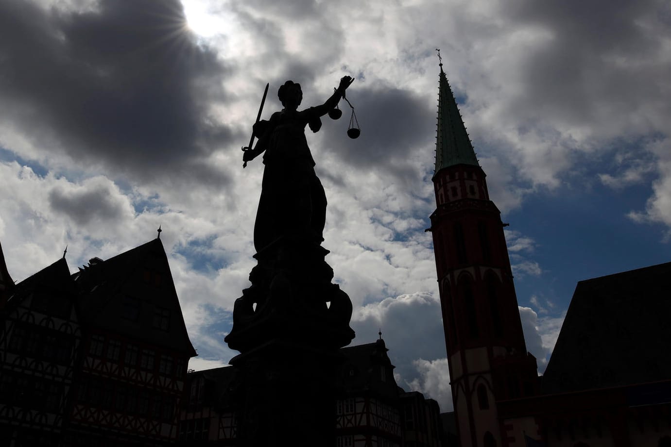 Justitia auf dem Gerechtigkeitsbrunnen auf dem Römerberg in Frankfurt (Archivbild): Der 71-Jährige wurde wegen Körperverletzung verurteilt.