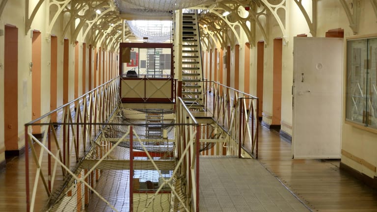 Eine Justizvollzugsanstalt (Archivbild): Über 250 Gefangene dürfen in NRW an Weihnachten zurück in die Freiheit.