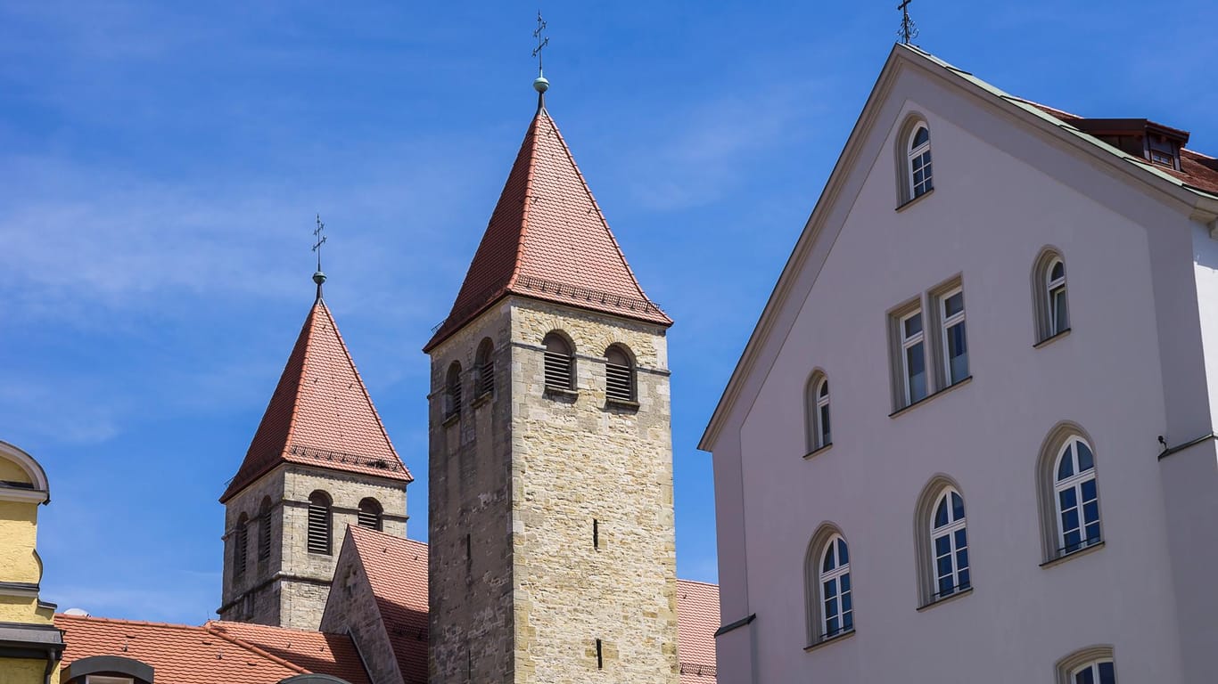 Eine Kirche in Regenburg (Symbolbild): Ein unbekannter hat in einer Kirche der Stadt randaliert und uriniert.