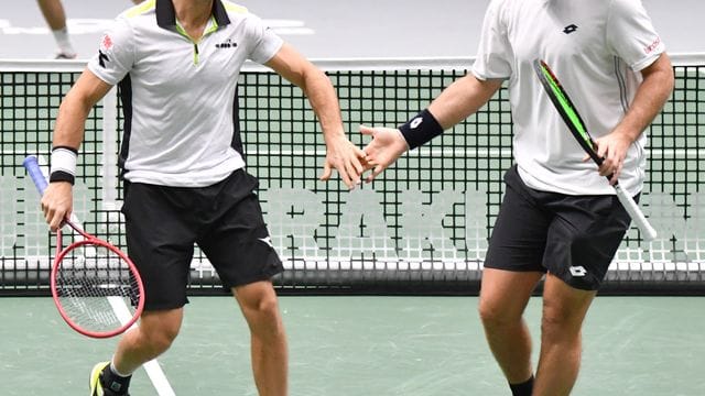 Kevin Krawietz (r) und Tim Pütz feiern einen Punktgewinn gegen das britische Doppel. Kevin Krawietz (r) und Tim Pütz feiern einen Punktgewinn gegen das britische Doppel.