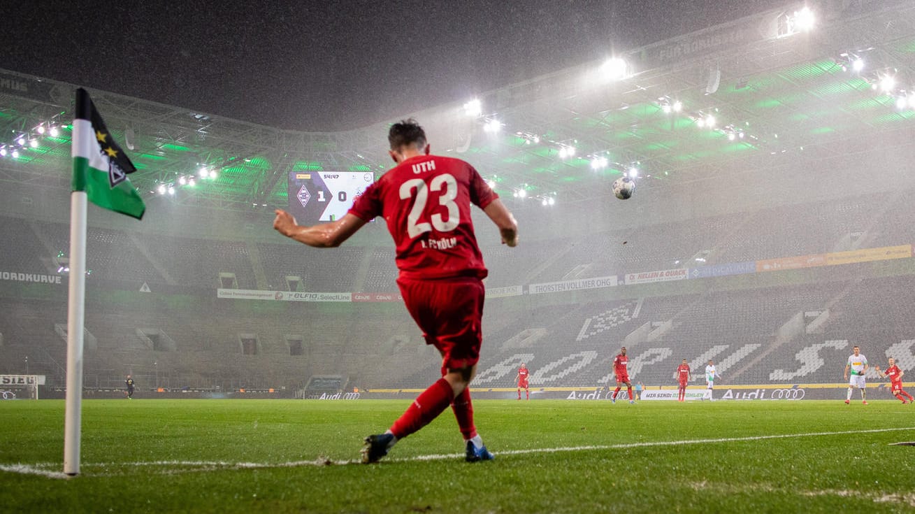 An Bilder wie diese müssen sich Fußballfans wohl wieder gewöhnen: Spiele vor leeren Rängen wie hier beim Rheinderby zwischen Köln und Mönchengladbach im März 2020. An Bilder wie diese müssen sich Fußballfans wohl wieder gewöhnen: Spiele vor leeren Rängen wie hier beim Rheinderby zwischen Köln und Mönchengladbach im März 2020.