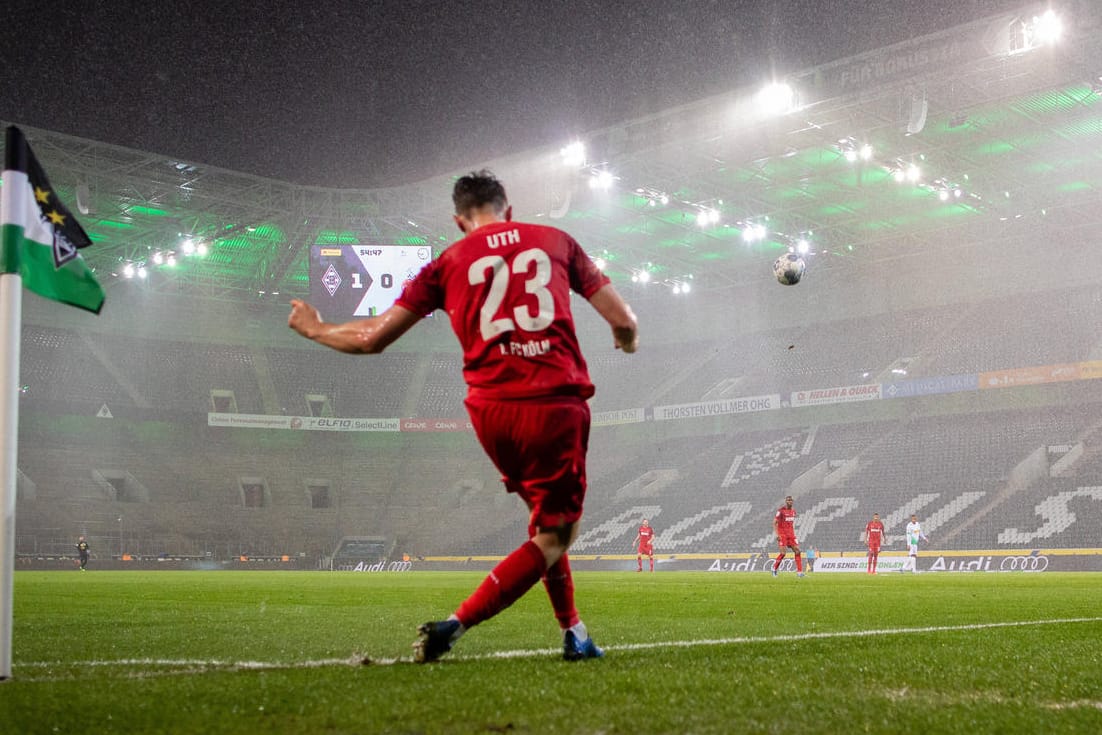 An Bilder wie diese müssen sich Fußballfans wohl wieder gewöhnen: Spiele vor leeren Rängen wie hier beim Rheinderby zwischen Köln und Mönchengladbach im März 2020.