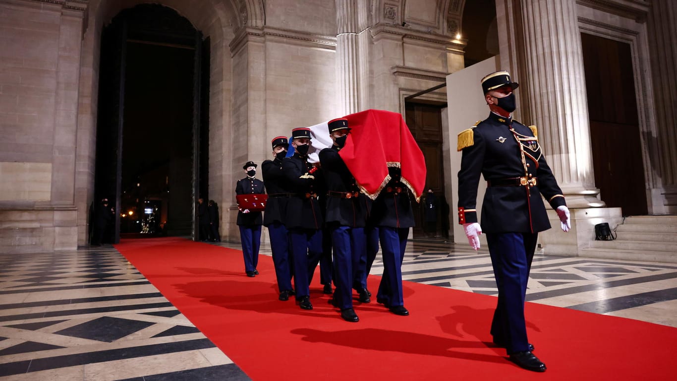 Französischen Soldaten tragen den symbolischen Sarg ins Pantheon: Darin ist lediglich Erde enthalten.