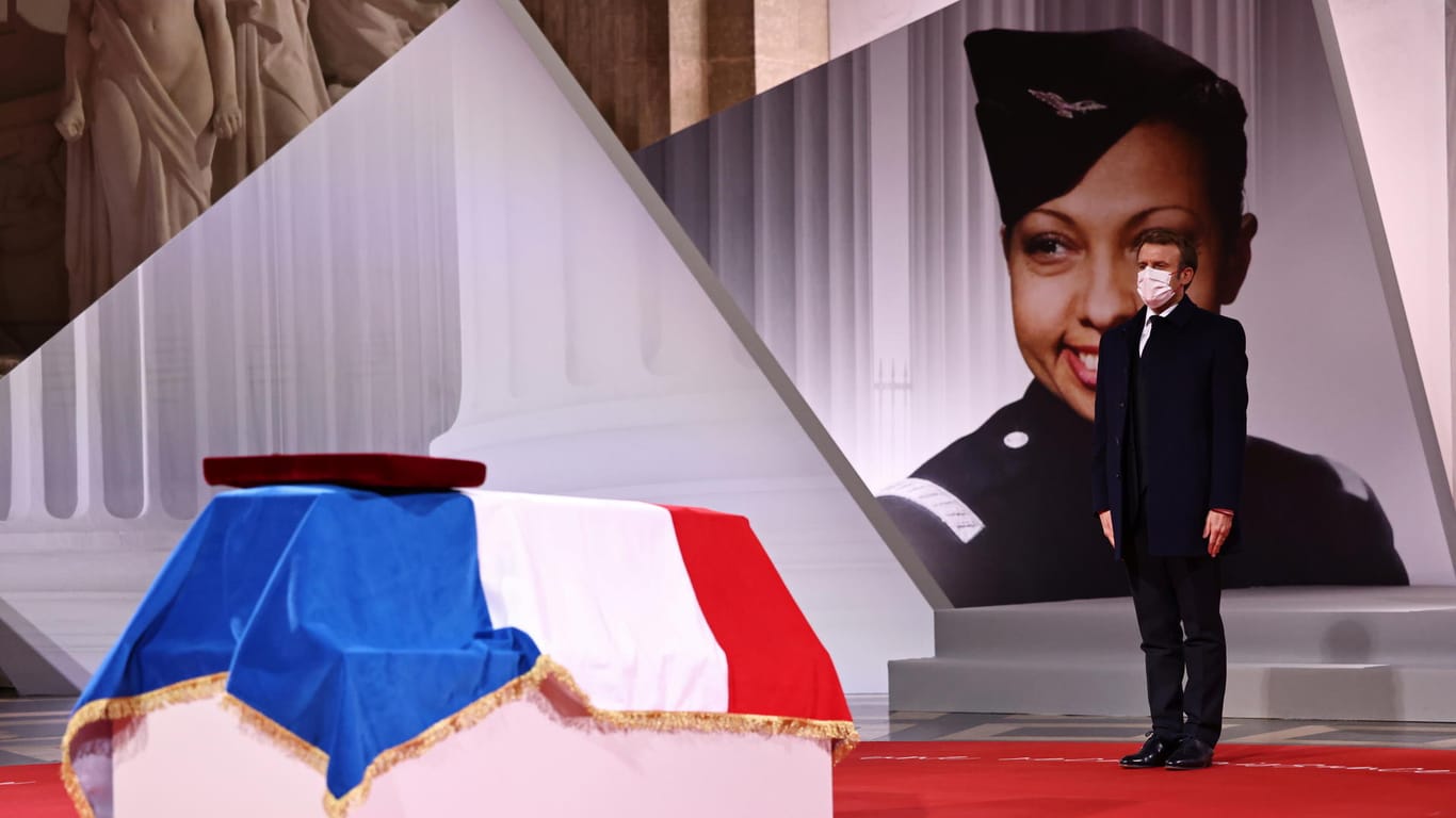 Macron vor dem symbolischen Sarg Josephine Bakers: Am Dienstag wurde die Bürgerrechtlerin in das Pariser Pantheon aufgenommen.