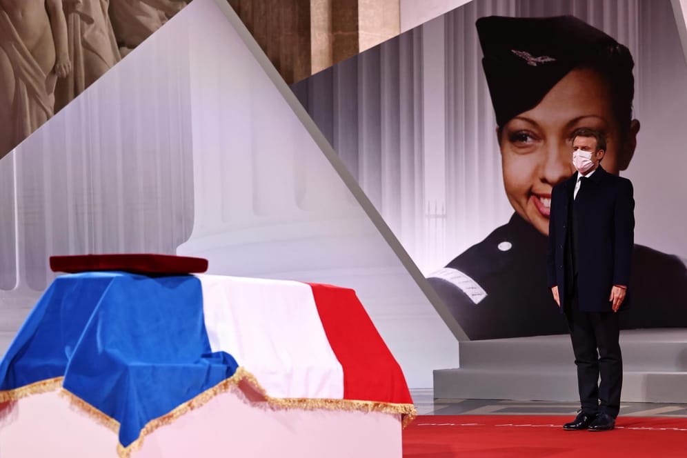 Macron vor dem symbolischen Sarg Josephine Bakers: Am Dienstag wurde die Bürgerrechtlerin in das Pariser Pantheon aufgenommen.