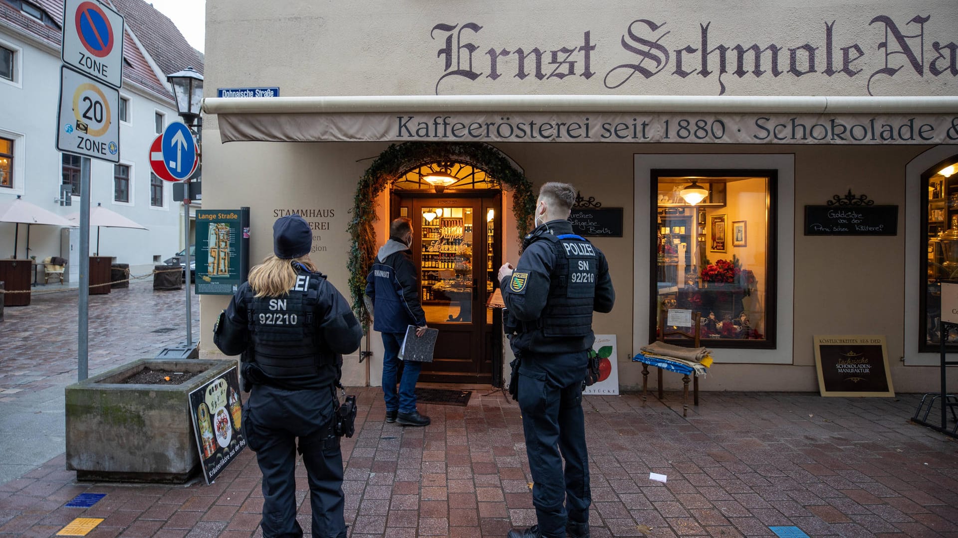 Corona-Kontrolle in einer Gaststätte in Pirna: Die Polizei hat in der Corona-Krise zahlreiche neue Aufgaben - mehr Gehalt oder neue Stellen gibt es nicht.