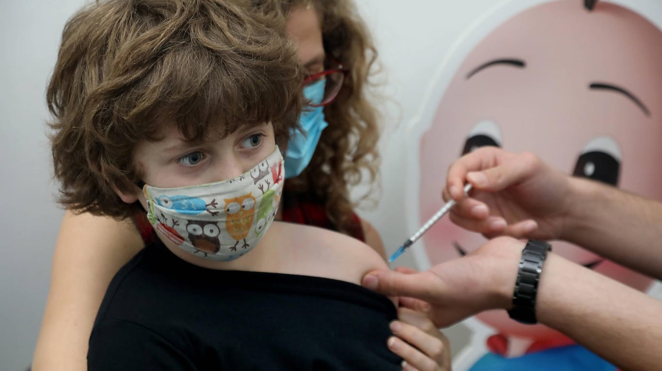 Ein Kind in Israel erhält eine Impfung gegen Corona (Archivbild): Auch die europäische Arzneimittelbehörde EMA gab den Impfstoff von Biontech/Pfizer letzte Woche für Kinder frei.