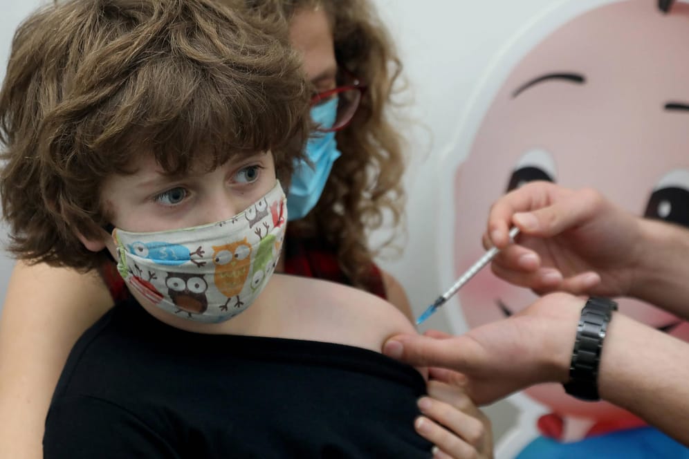 Ein Kind in Israel erhält eine Impfung gegen Corona (Archivbild): Auch die europäische Arzneimittelbehörde EMA gab den Impfstoff von Biontech/Pfizer letzte Woche für Kinder frei.