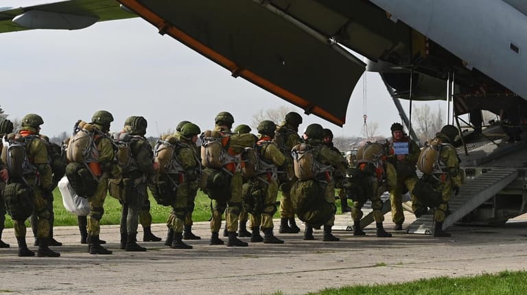 Russische Fallschirmjäger steigen in ein Flugzeug nahe der ukrainischen Grenze (Archiv): Die Ukraine hat vor einem möglichen Einmarsch Russlands in ihr Land gewarnt.