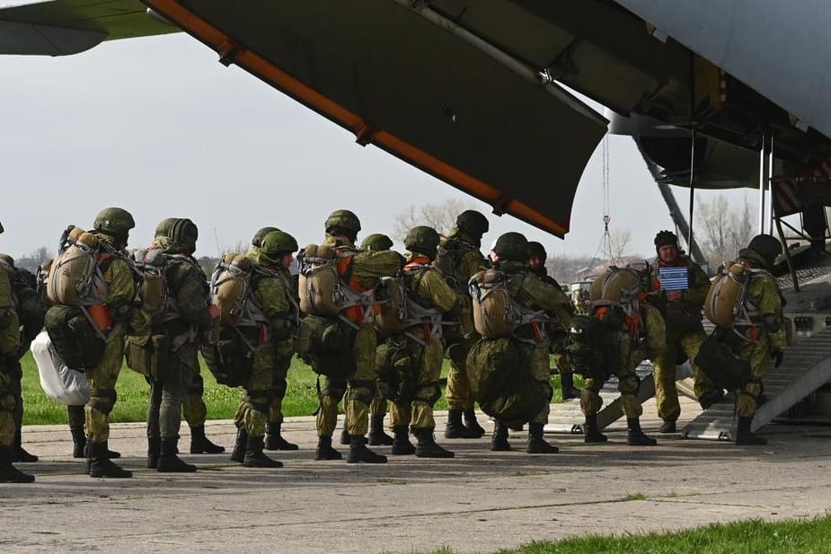 Russische Fallschirmjäger steigen in ein Flugzeug nahe der ukrainischen Grenze (Archiv): Die Ukraine hat vor einem möglichen Einmarsch Russlands in ihr Land gewarnt.