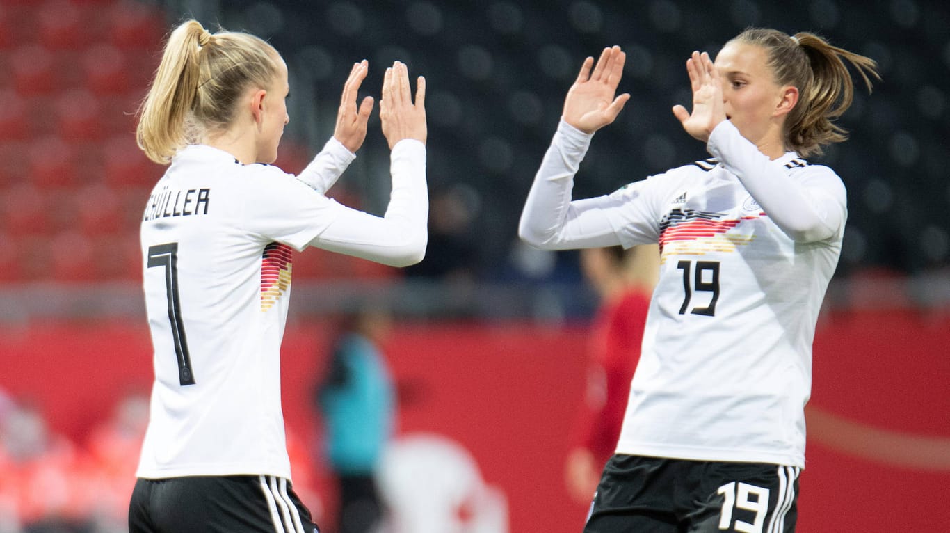 Die deutschen Frauen Lea Schüller und Klara Buehl jubeln über den WM-Quali-Sieg.