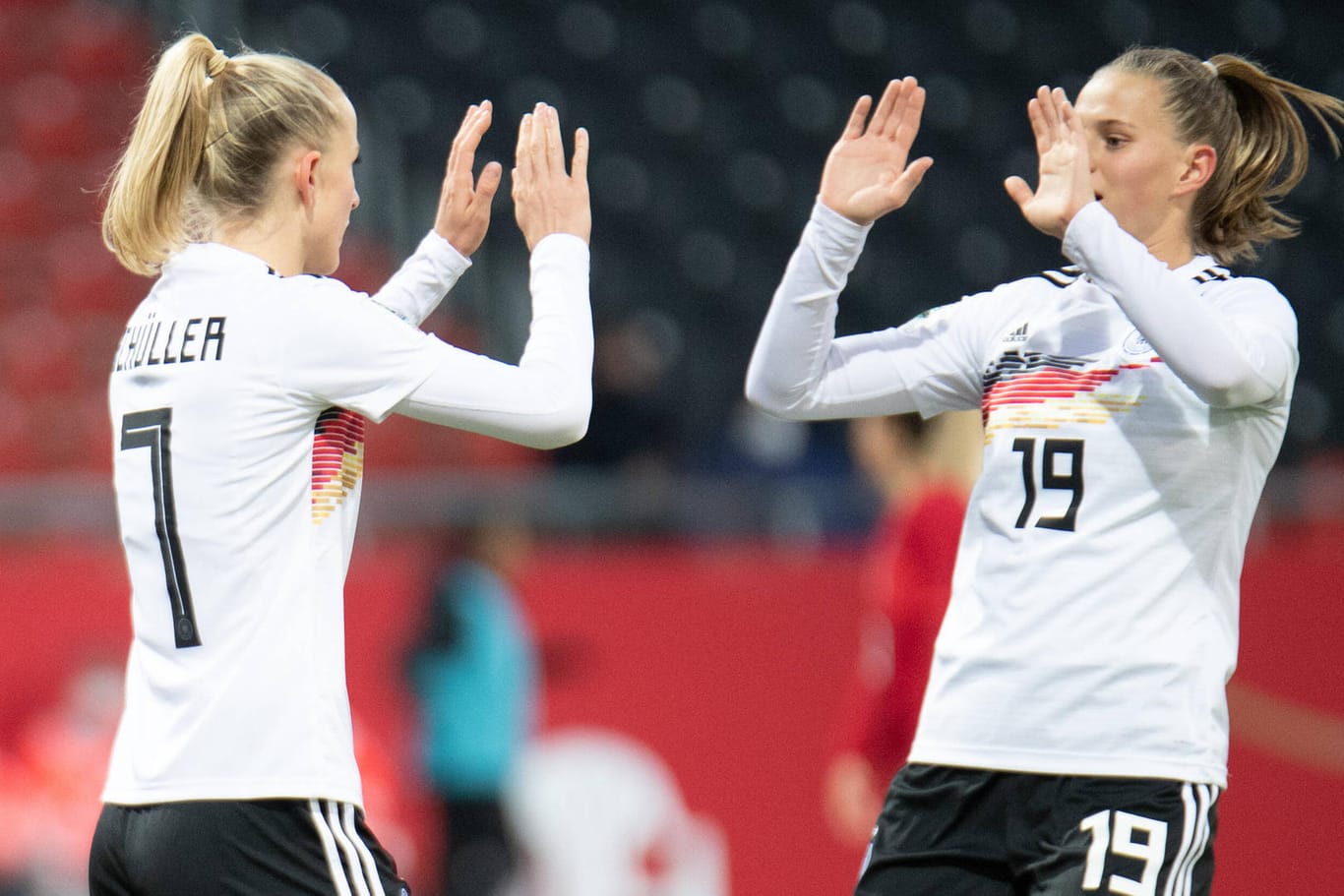 Die deutschen Frauen Lea Schüller und Klara Buehl jubeln über den WM-Quali-Sieg.
