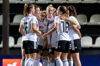 Die deutschen Spielerinnen jubeln über das 2:0 gegen Portugal.