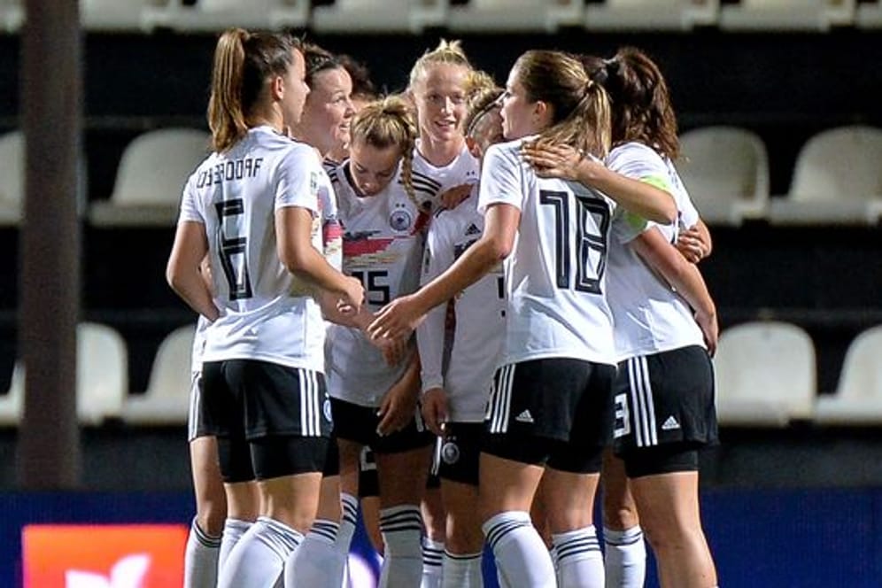 Die deutschen Spielerinnen jubeln über das 2:0 gegen Portugal.