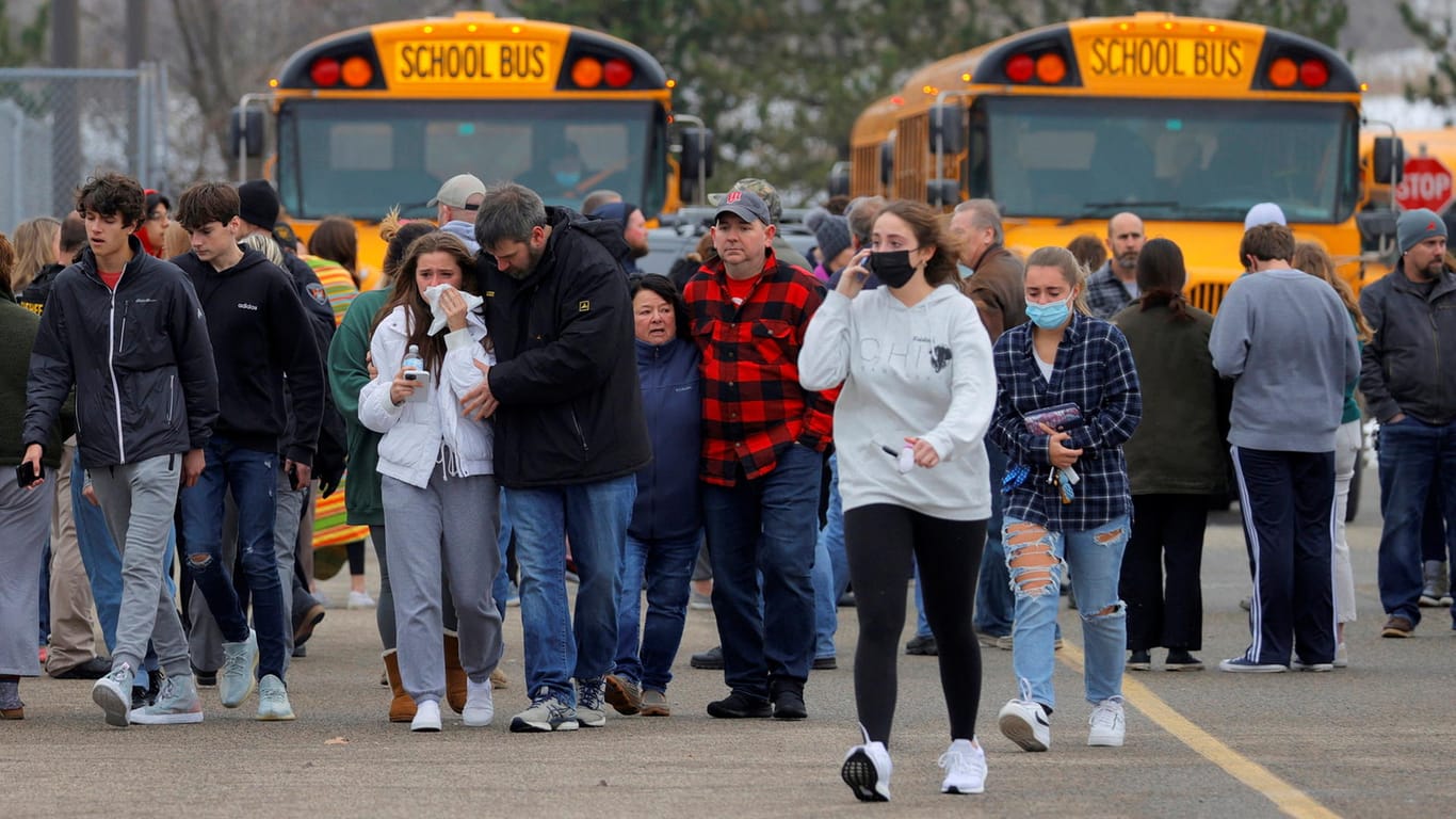 Eltern holen ihre Kinder nach der Schießerei an einer Schule ab: In Michigan hat ein 15-Jähriger um sich geschossen.