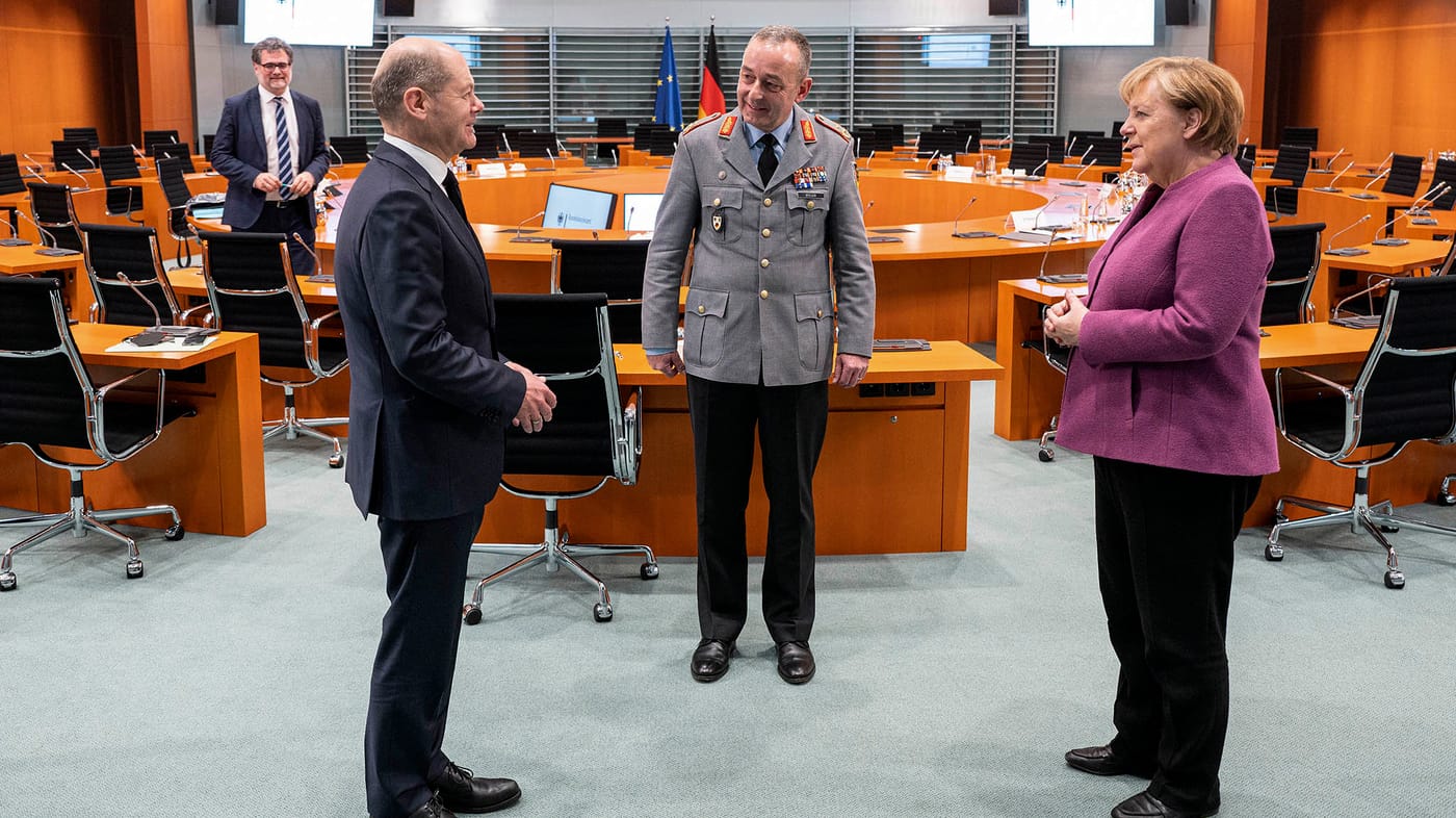 General Carsten Breuer mit Noch-Kanzlerin Angela Merkel und ihrem designierten Nachfolger Olaf Scholz: Breuer soll die schleppenden Corona-Impfungen noch vor Weihnachten auf Trab bringen.