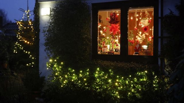 Wer Strom sparen möchte, sollte seine Lichterketten im Advent möglichst nur dann einschalten, wenn er selbst zu Hause ist.