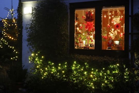 Wer Strom sparen möchte, sollte seine Lichterketten im Advent möglichst nur dann einschalten, wenn er selbst zu Hause ist.